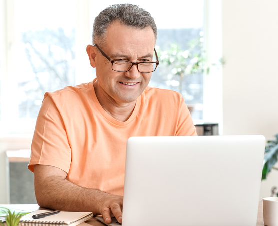 Le Covid a donné a mis en lumière l’enseignement à distance pour qui ne le connaissait pas ou qui en doutait. Pixel-Shot - stock.adobe.com