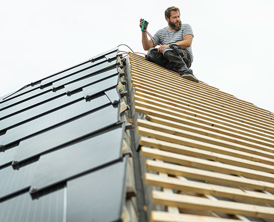 La SEFA construit pour son personnel un couvert à vélos doté de vestiaires, dont le toit est recouvert de panneaux photovoltaïques. ARC Jean-Bernard Sieber