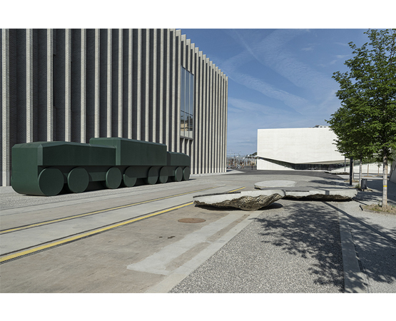 L’esplanade entre les deux musées: du potentiel pour y organiser des manifestations culturelles en plein air. ARC Jean-Bernard Sieber