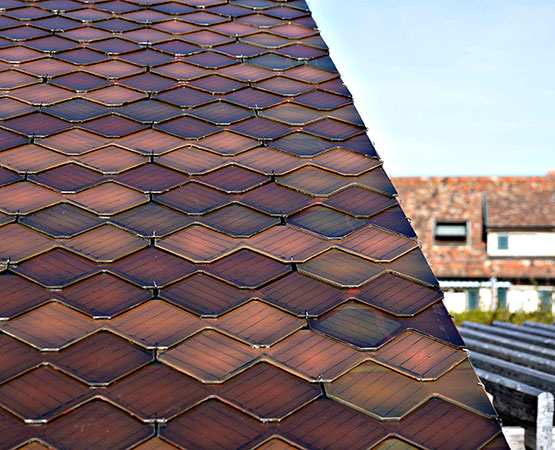 Les tuiles designées par une start-up vaudoise (ici à Buchillon) se fondent dans le décor, moins voyantes que des panneaux photovoltaïques classiques. Patricia Goldschmid