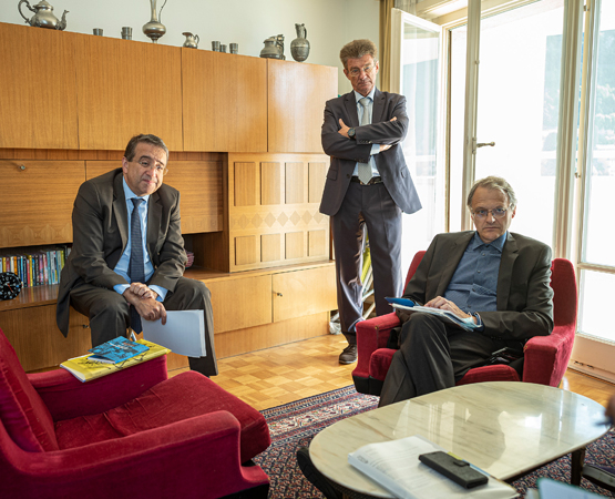 Pascal Broulis, conseiller d’État, en charge du patrimoine bâti, Phillipe Pont, chef de la Direction générale des immeubles et du patrimoine et Maurice Lovisa, dans l’appartement témoin de la Tour d’Ivoire à Montreux lors de l’édition 2020 des Journées européennes du patrimoine. ARC - JB Sieber