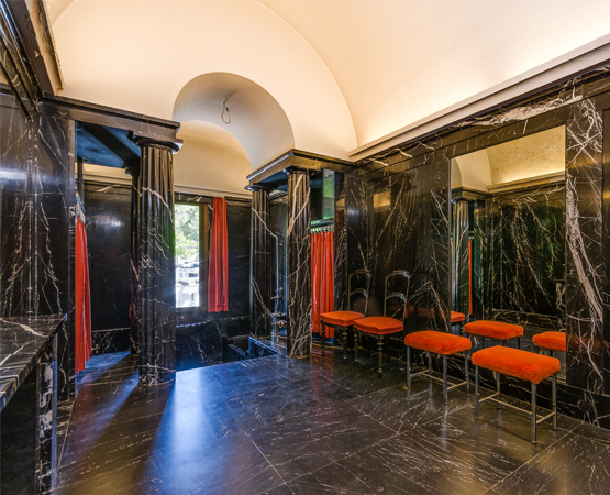 L’architecte Adolf Loos a travaillé sur la décoration intérieure de la villa, et en particulier de la salle de bains principale, en marbre noir de Saint-Triphon. BARNES Suisse