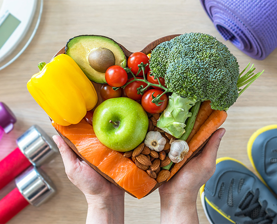 Bien manger (une alimentation riche en fibres, mais pauvre en sucres synthétiques et en acides gras polyinsaturés) peut motiver à bouger. Chinnapong