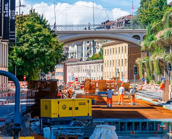 Septembre 2025 : la rue de Genève reprend progressivement forme après avoir été éventrée par la construction de la galerie technique souterraine, qui accueille les conduites du chauffage à distance. tl, Daniel Mendes