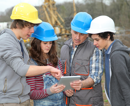Le Pass’Métiers permet aux 14-17 ans de s’immerger dans les métiers de la construction pendant deux semaines en été. goodluz