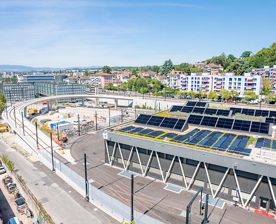 Des panneaux solaires sur le garage-atelier du tramway contribuent à l’autonomie énergétique du bâtiment. coll_tl