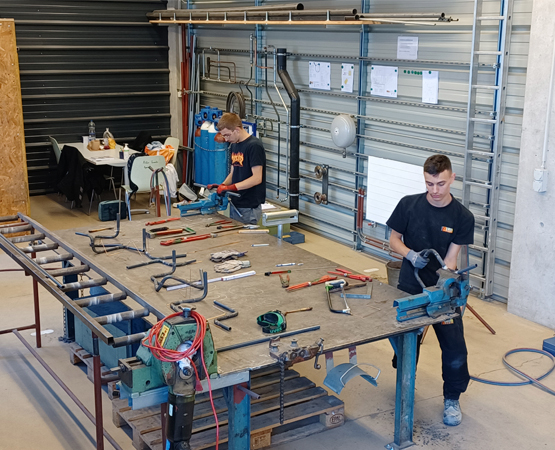 Chez Alvazzi, des apprentis travaillant lors de journées d’atelier où les jeunes viennent renforcer leurs acquis et affiner leurs gestes. Alvazzi