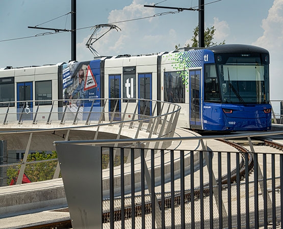 Plus larges que les compositions des autres villes suisses où circulent des trams, les rames du tramway lausannois offrent un intérieur plus généreux. ARC Jean-Bernard Sieber