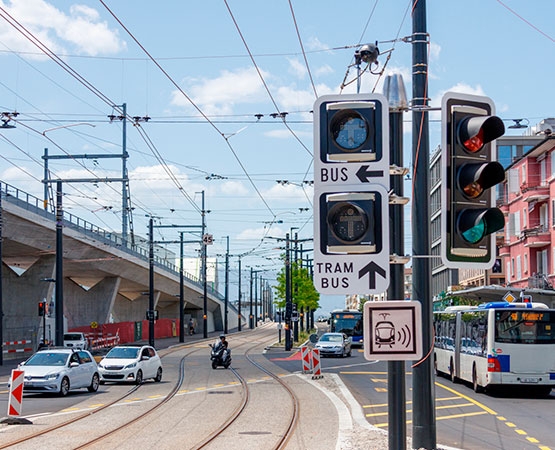 La signalisation du tram a dû être conçue spécialement, car il n’existe pas, en Suisse, de modèle unique applicable à tous les tramways. tl, Daniel Mendes