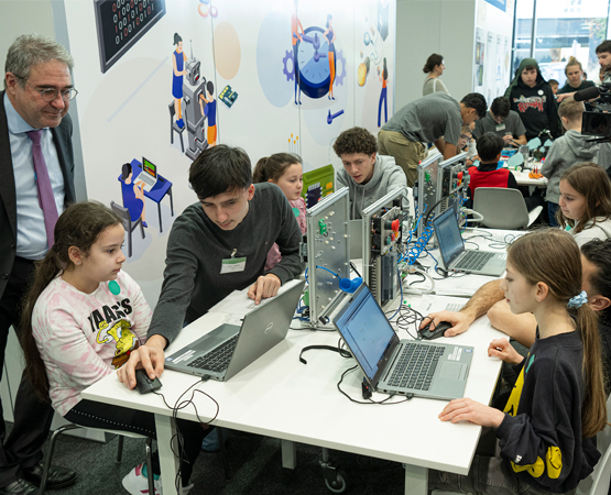 Le conseiller d’État Frédéric Borloz visite le Salon MINT, en 2024. Cette foire aux expériences doit donner le goût de ces branches techniques aux enfants. ARC Jean-Bernard Sieber