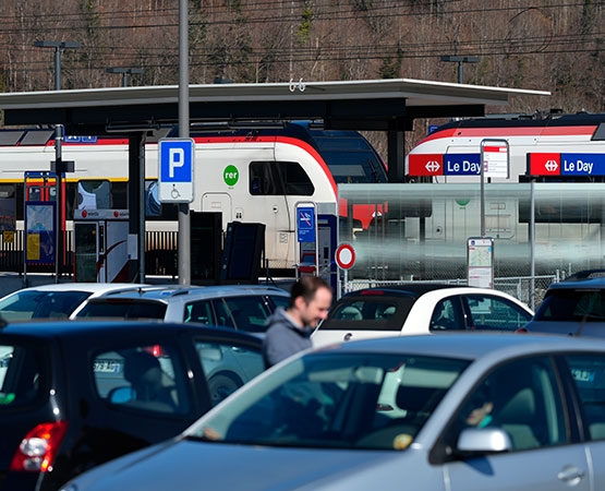 Dans les régions périphériques où la voiture demeure souvent nécessaire, le report modal passe par des parkings-relais proches des gares. Eric Frigière