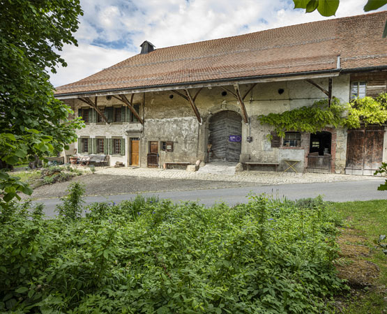 ARC Jean-Bernard Sieber La rénovation d’un bâtiment patrimonial (ici une maison paysanne du XIXe siècle, typique du paysage vaudois) ne doit pas le modifier radicalement, mais améliorer ses performances énergétiques.