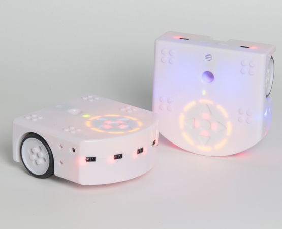 Thymio est un petit robot qui permet de découvrir l’univers de la robotique et d’apprendre le langage des robots. Il permet de découvrir la programmation et les bases de la robotique. Thymio